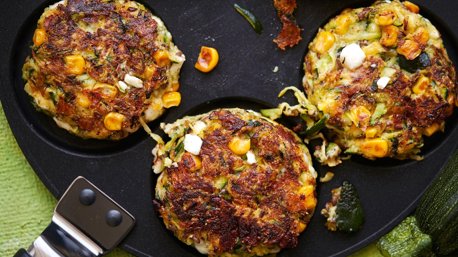 Pilkulliset kesäkurpitsa-raejuustopihvit