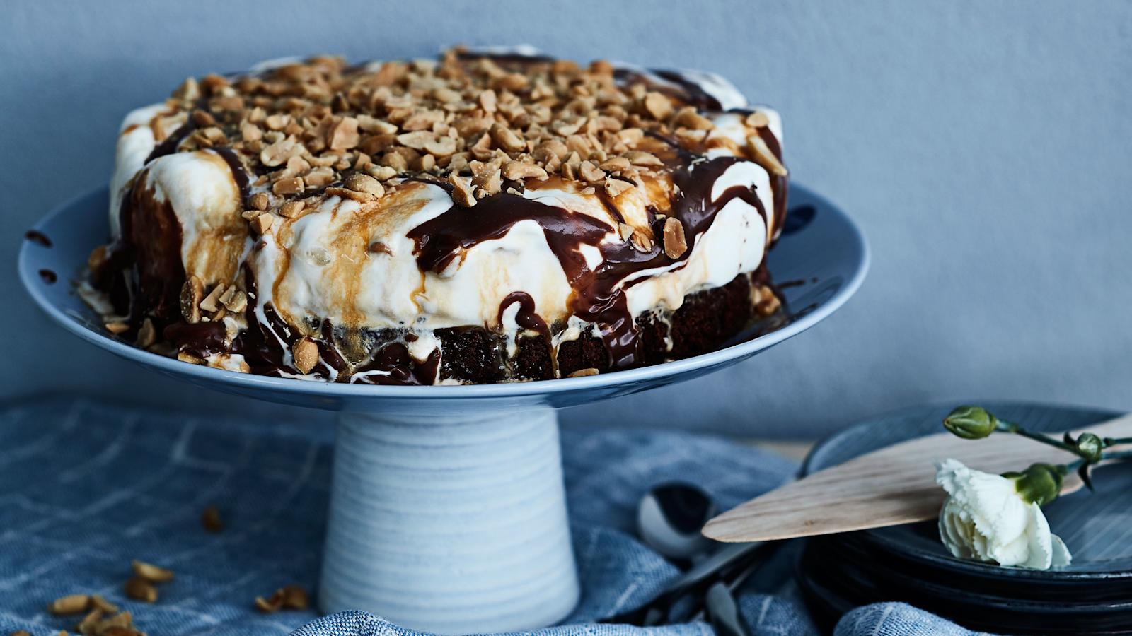 Snickersjäätelökakku