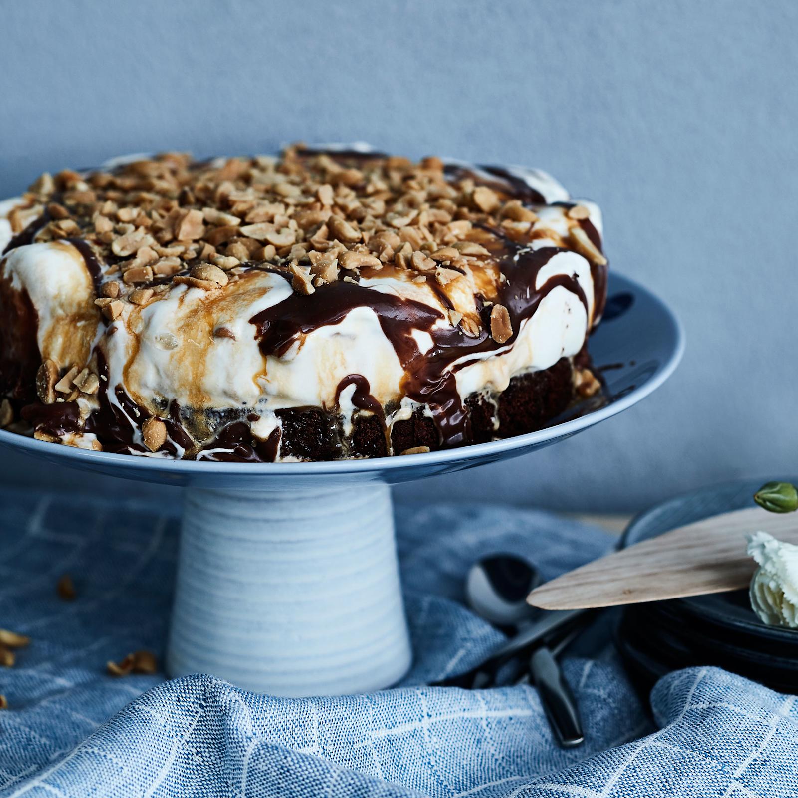 Snickersjäätelökakku