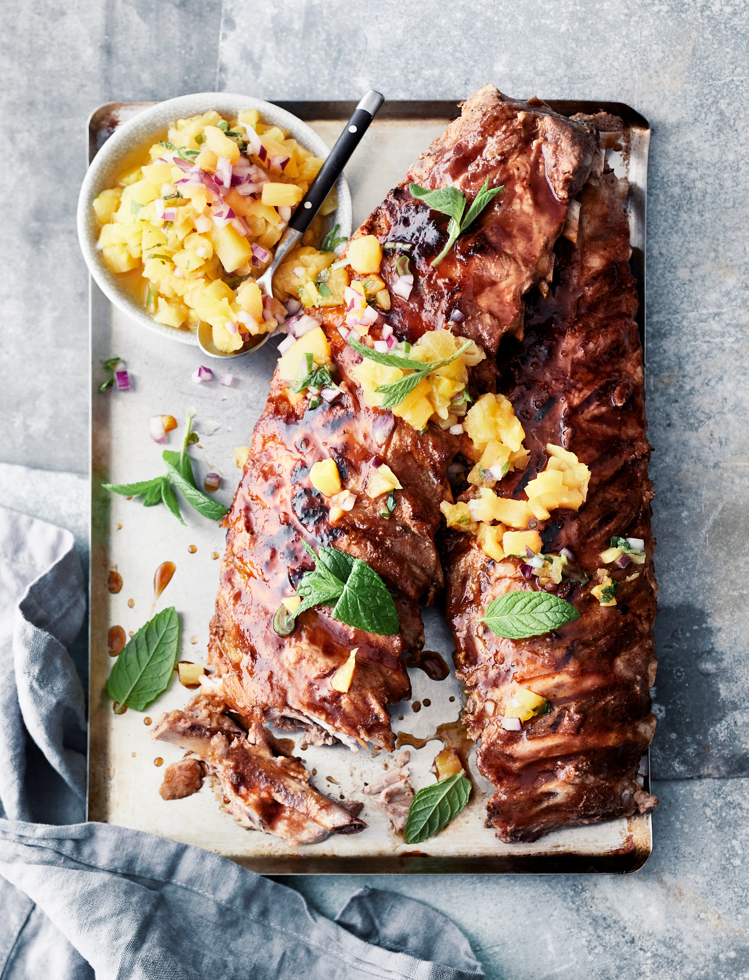 Havaijilaiset ribsit saavat maukkaan vivahteen ananassalsasta.