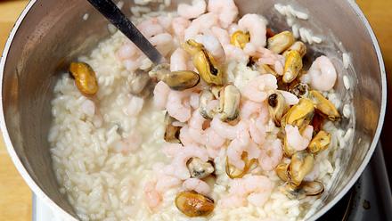 Tarkista maku ja kuumenna kiehuvaksi. Voit vielä lisätä risottoon nokareen voita ja nestettä, jos rakenne tuntuu liian kiinteältä.