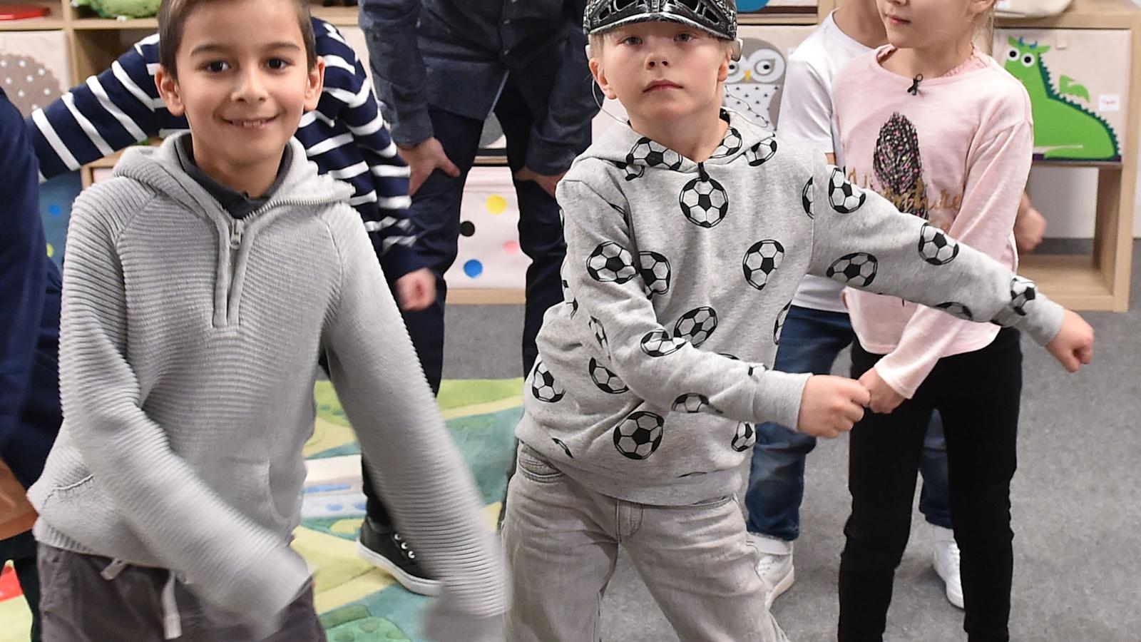 Lapset suorittavat erilaisia tehtäviä Ari Hurstin johdolla.