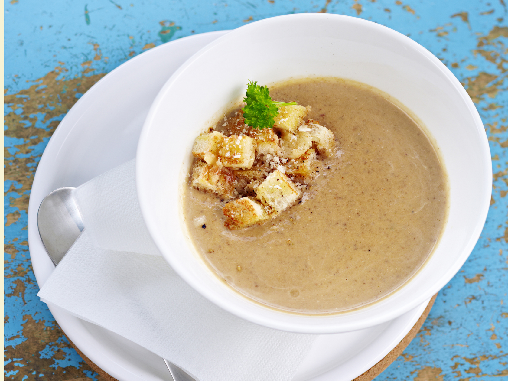 Herkkusienikeitto ja parmesaanikrutongit