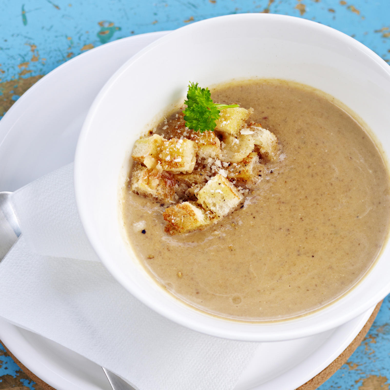 Herkkusienikeitto ja parmesaanikrutongit