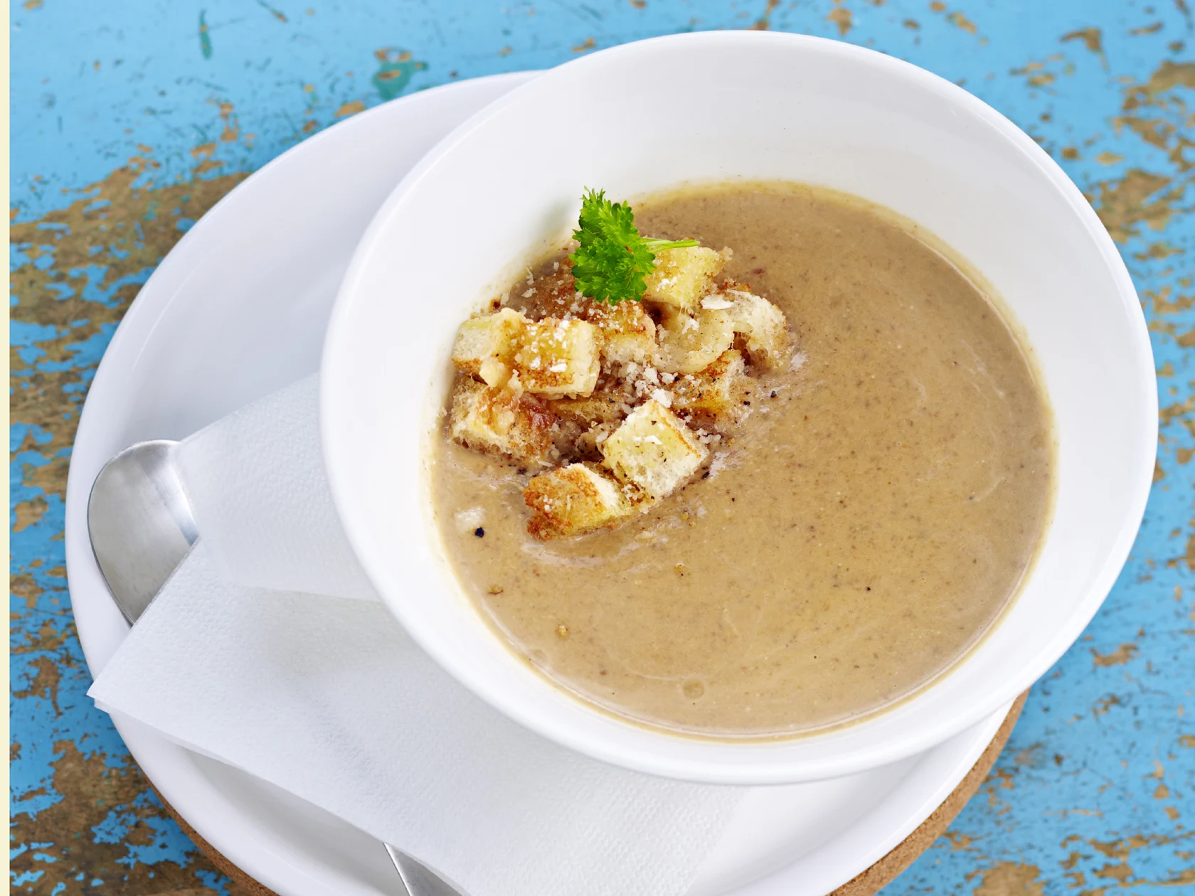 Herkkusienikeitto ja parmesaanikrutongit