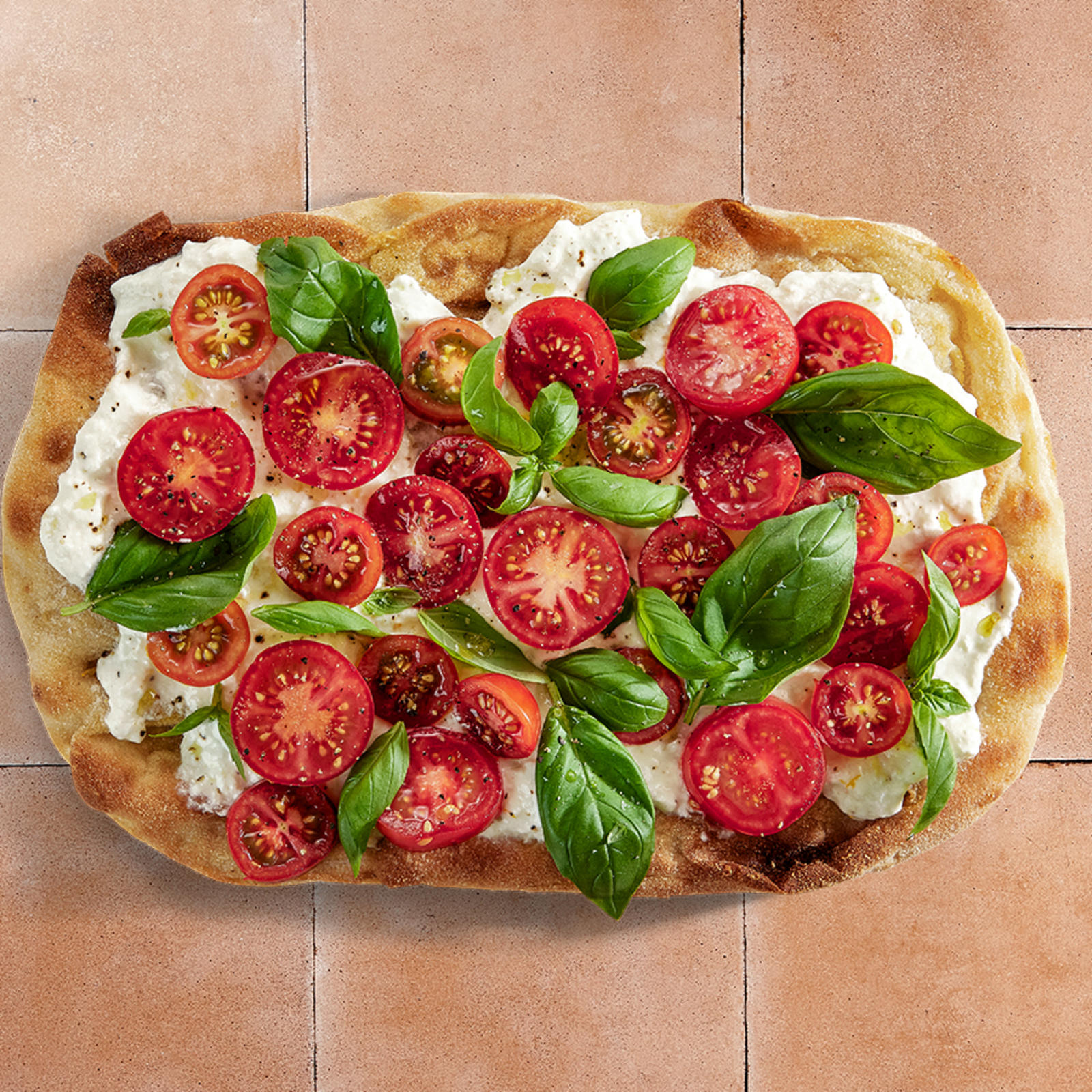 Buffalomozzarella & tomaatti -pinsa