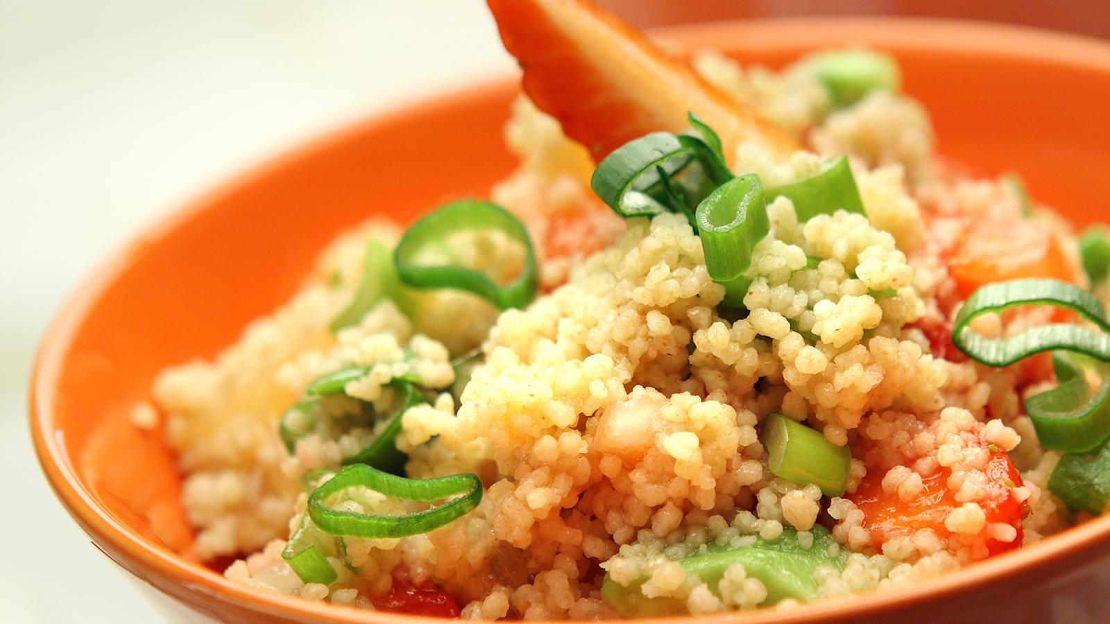 Mansikkainen kuskussalaatti