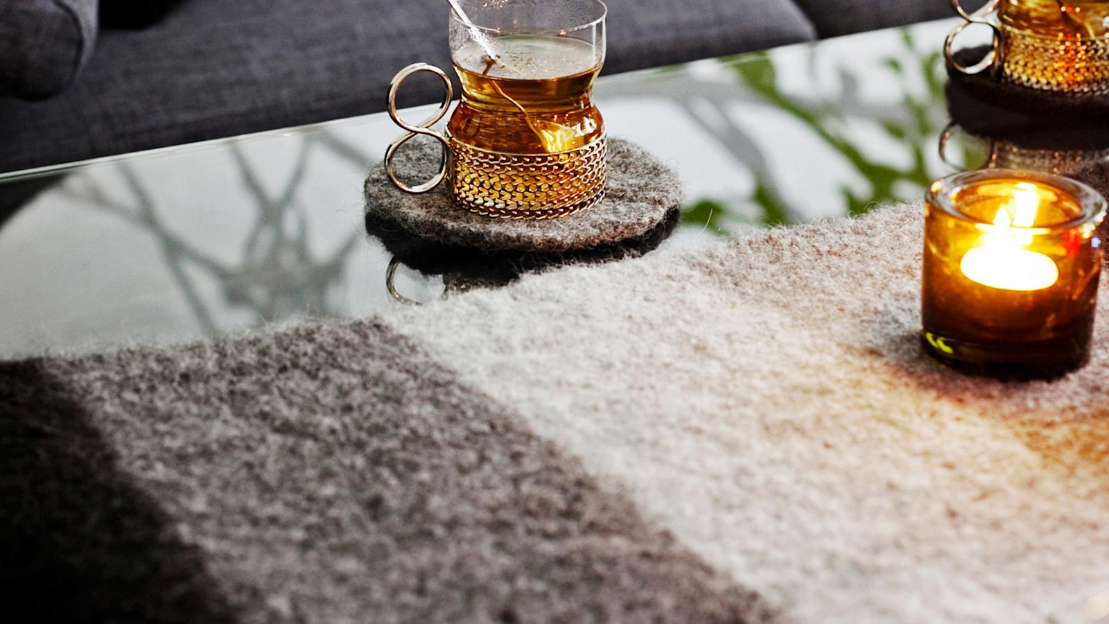 Huovutettu kaitaliina ja huovutetut lasinaluset