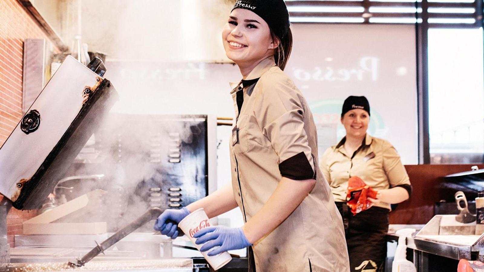 Lukiolainen Salla Hietanen: "Työnteko opettaa vastuullisuutta"