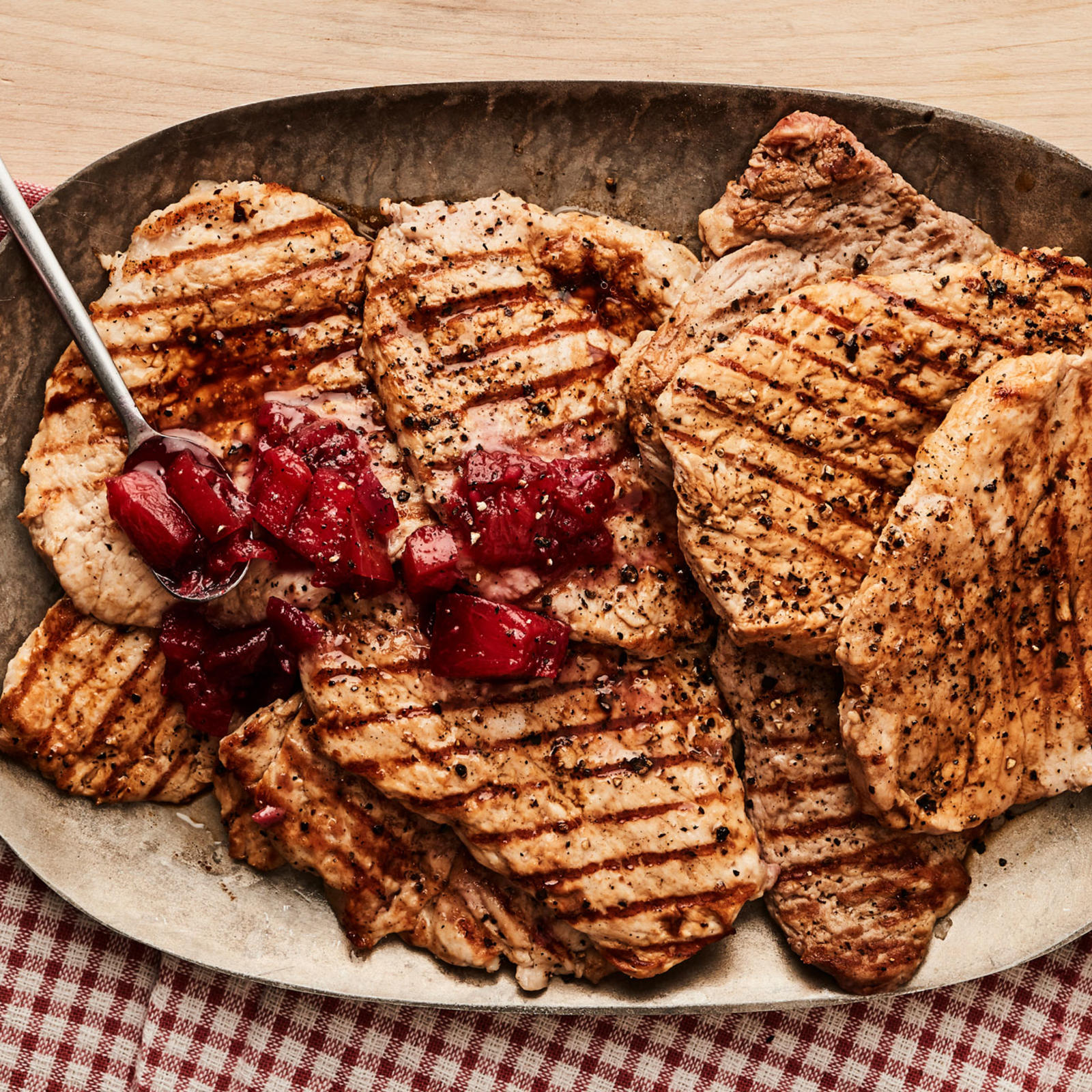 Grillatut porsaanlehtipihvit ja luumuchutney