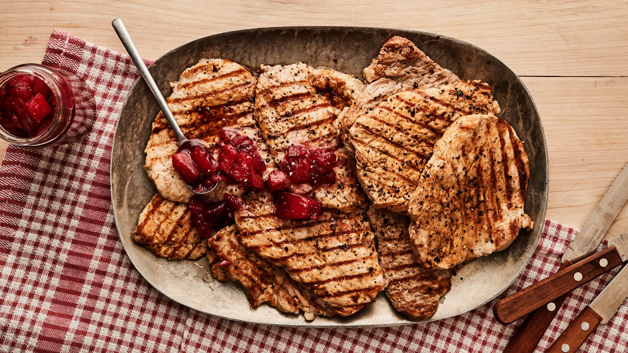 Grillatut porsaanlehtipihvit ja luumuchutney