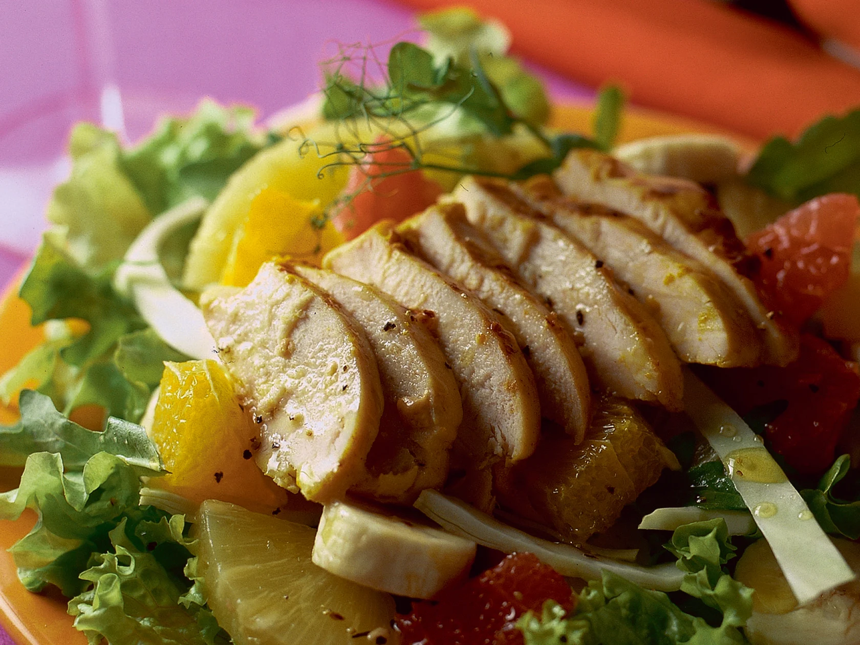 Hedelmäinen broilerisalaatti