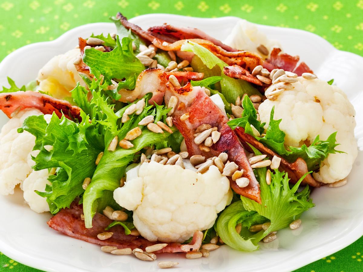 Kukkakaali-pekonisalaatti