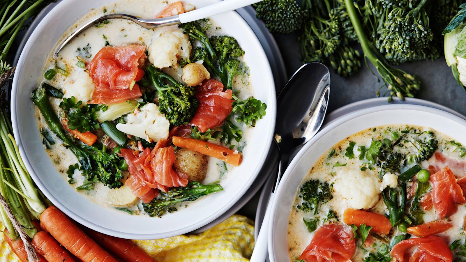 Kesäinen kylmäsavulohikeitto