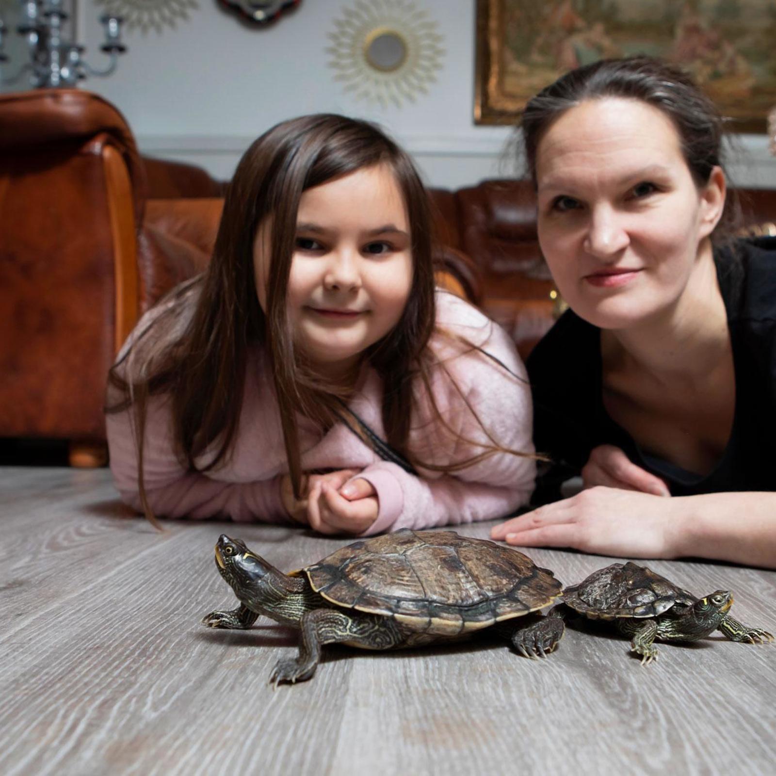 Kilpikonnat ilahduttavat koko perhettä. Tässä niitä ihastelevat Satu Roiha ja Selina Baltzar.