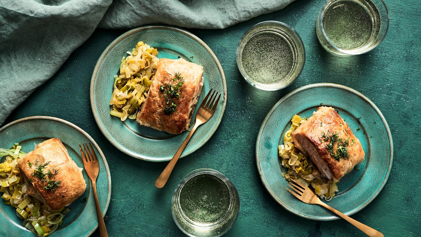 Taikinoitu uunilohi ja haudutettu purjo