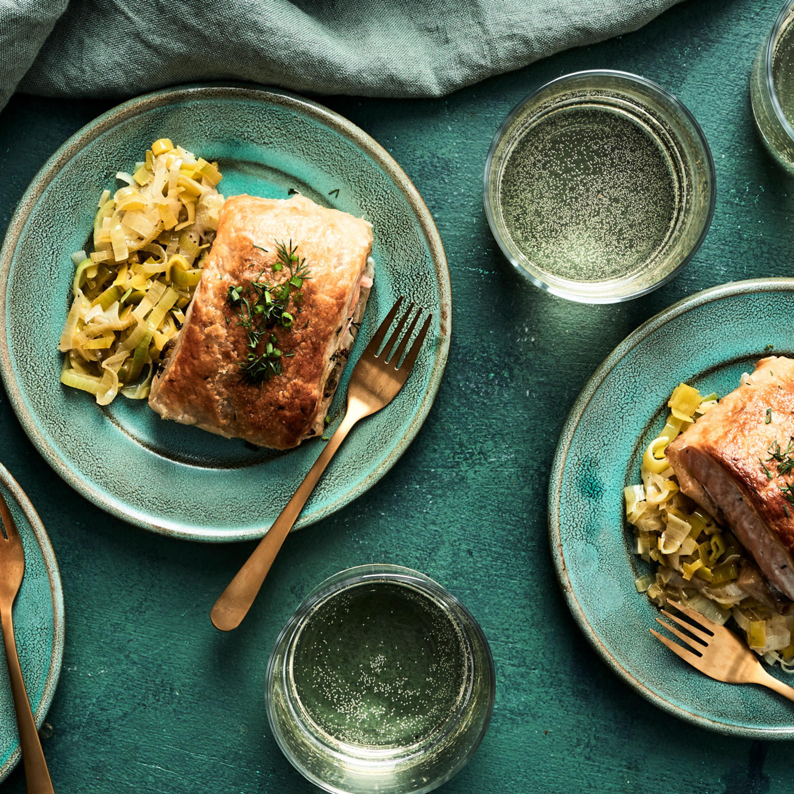 Taikinoitu uunilohi ja haudutettu purjo