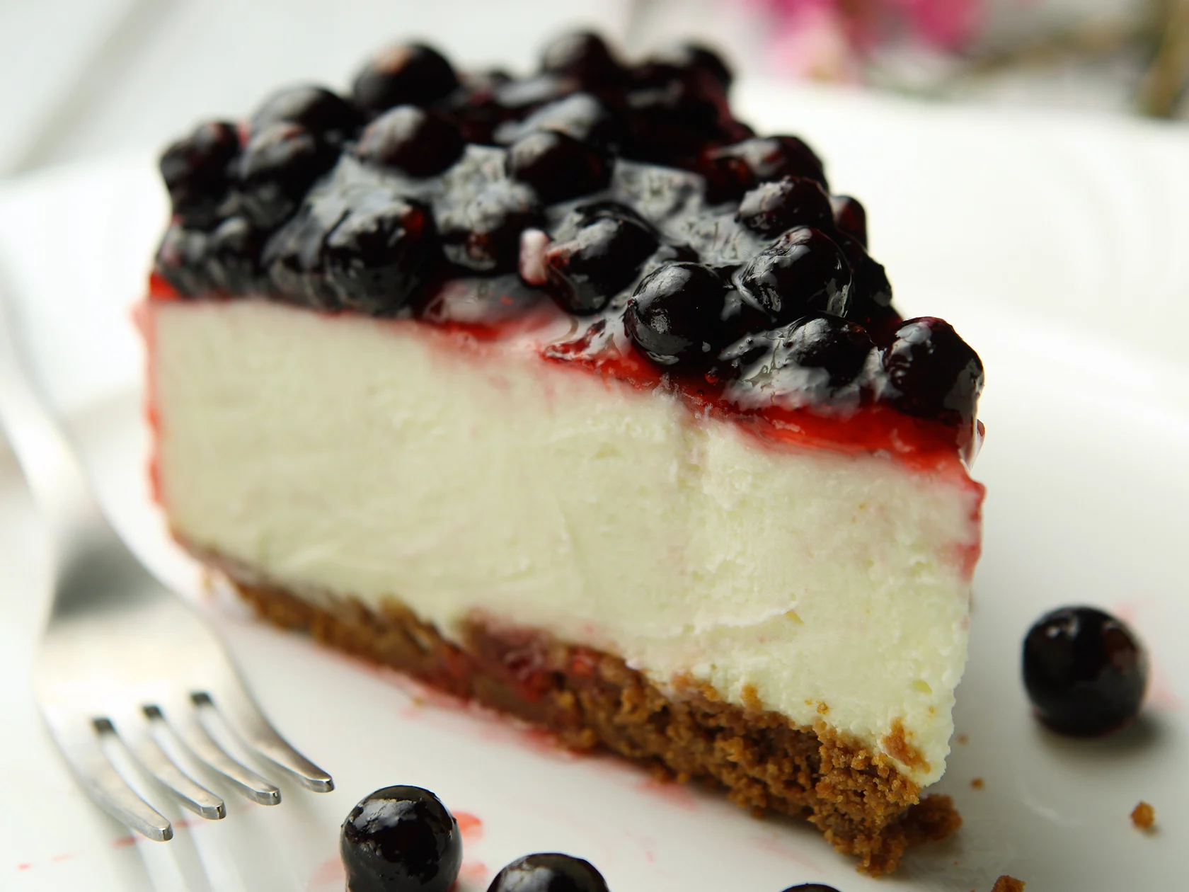 Mustaherukka-valkosuklaakakku