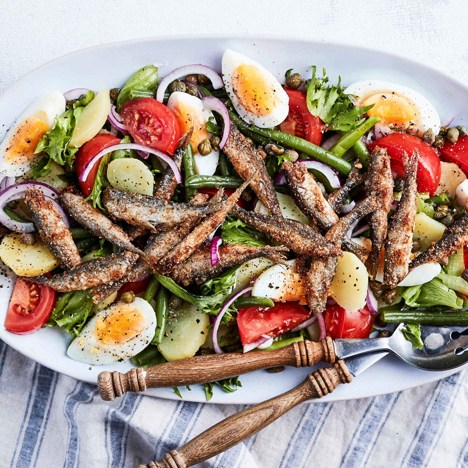 Nizzansalaatti paistetuilla muikuilla