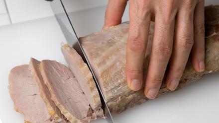 Leikkaa liha mahdollisimman ohuiksi viipaleiksi. Valuta päälle tonnikalakastiketta ja koristele kapriksilla ja sitruunaviipaleilla.