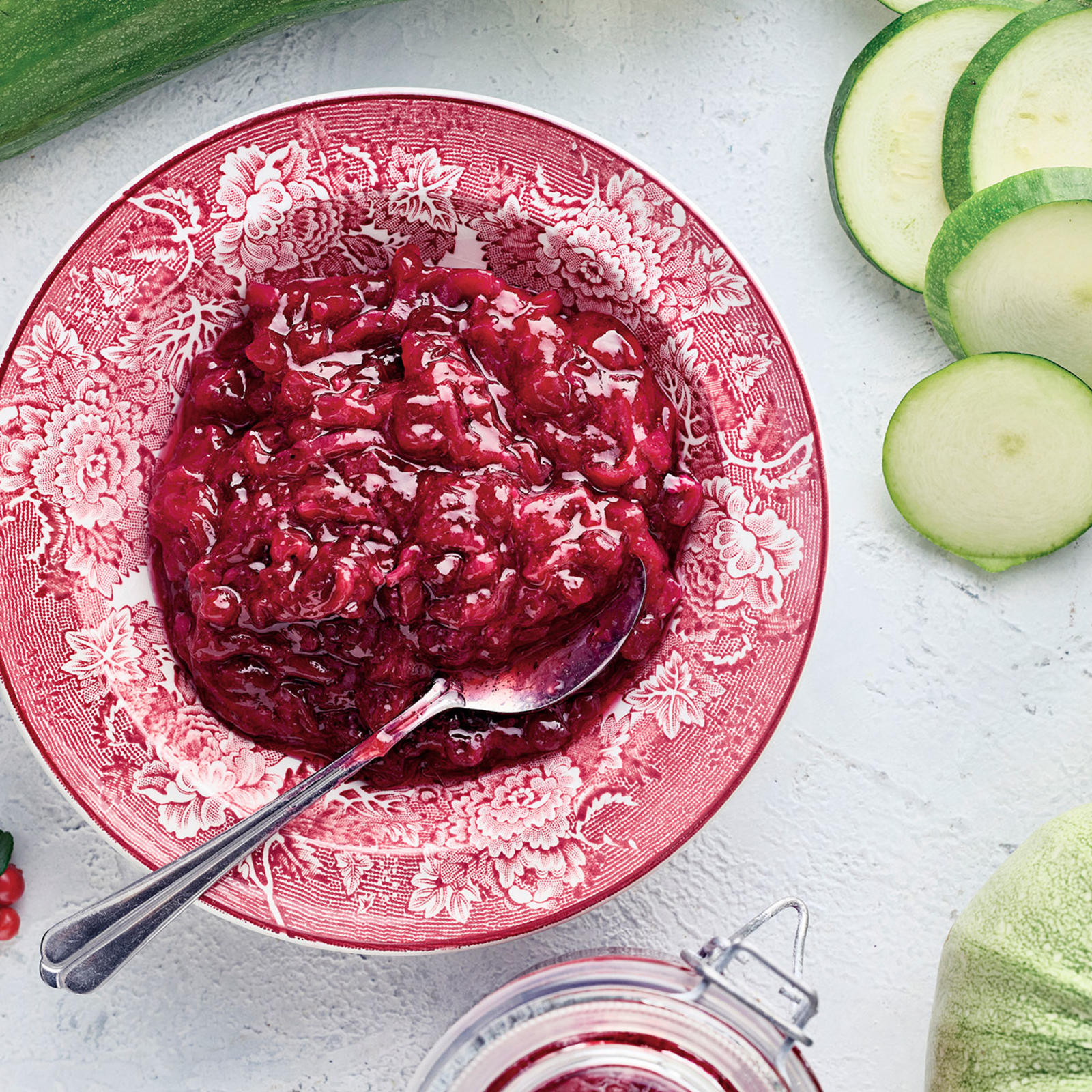 Kesäkurpitsa-puolukkahillo