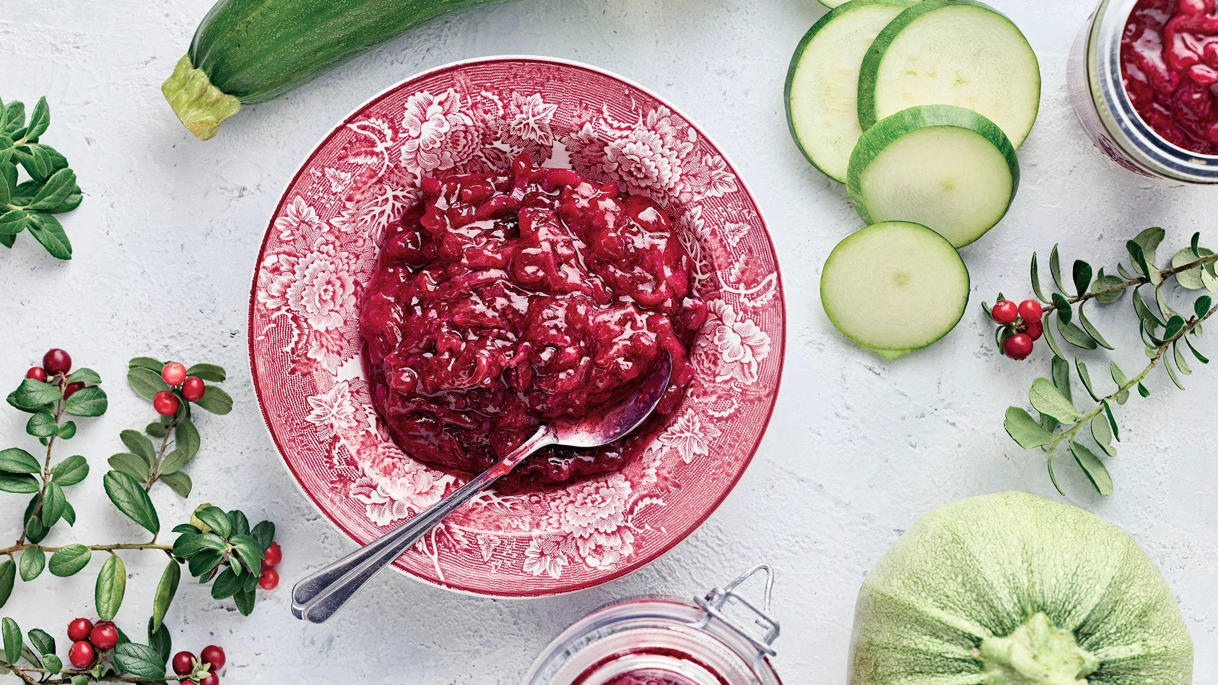 Kesäkurpitsa-puolukkahillo