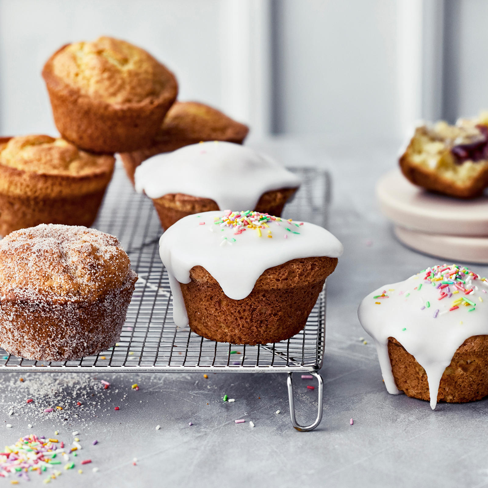 Donitsimuffinssit tomusokerikuorrutuksella ja kaneli-sokerihuurrettuina