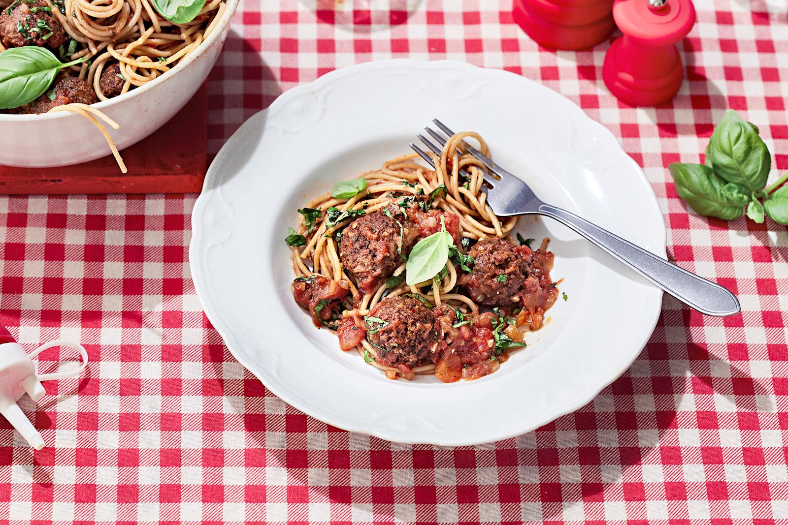 Vegepyörykkäpasta tomaattikastikkeessa