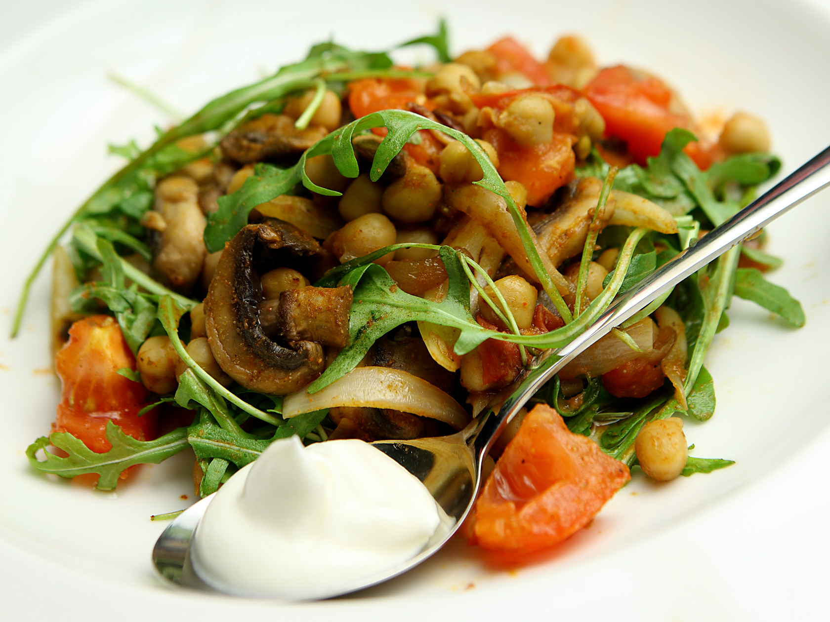 Lämmin kikhernesalaatti