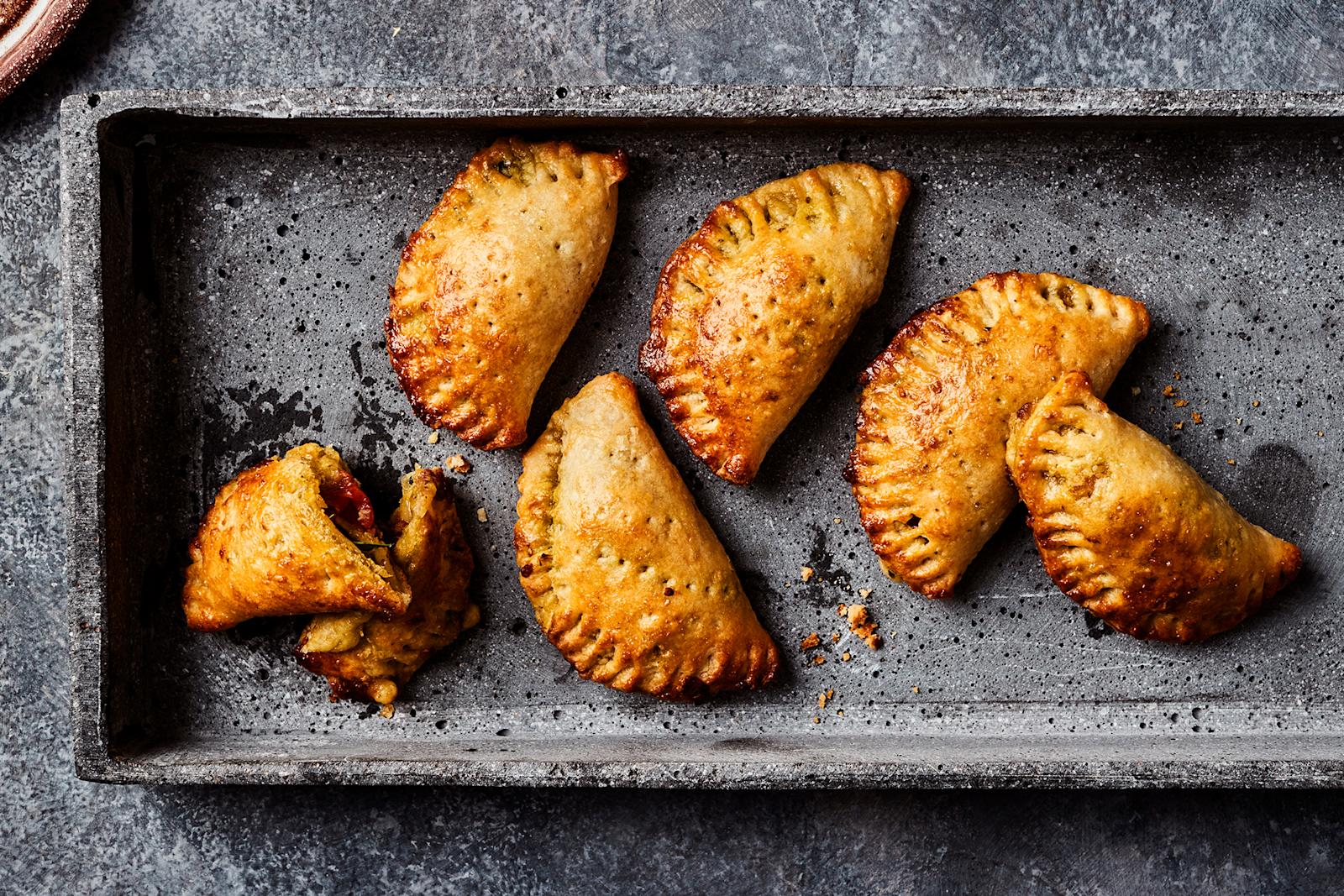 tomaattiempanadat, kasvispiirakat