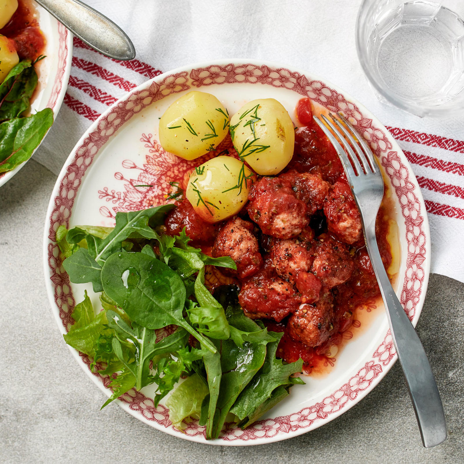 Tomaattinen siskonmakkarakastike