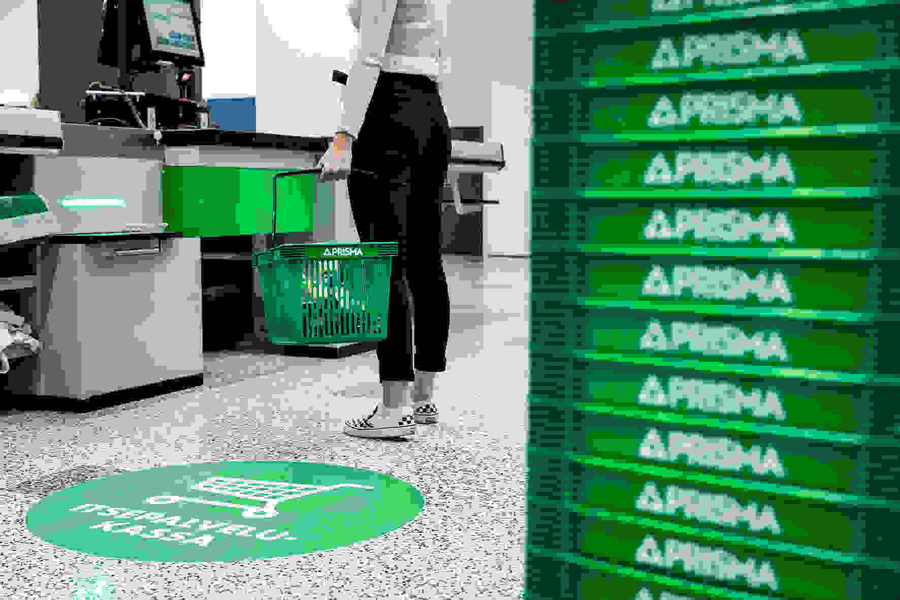 Asiakas itsepalvelukassalla Prismassa