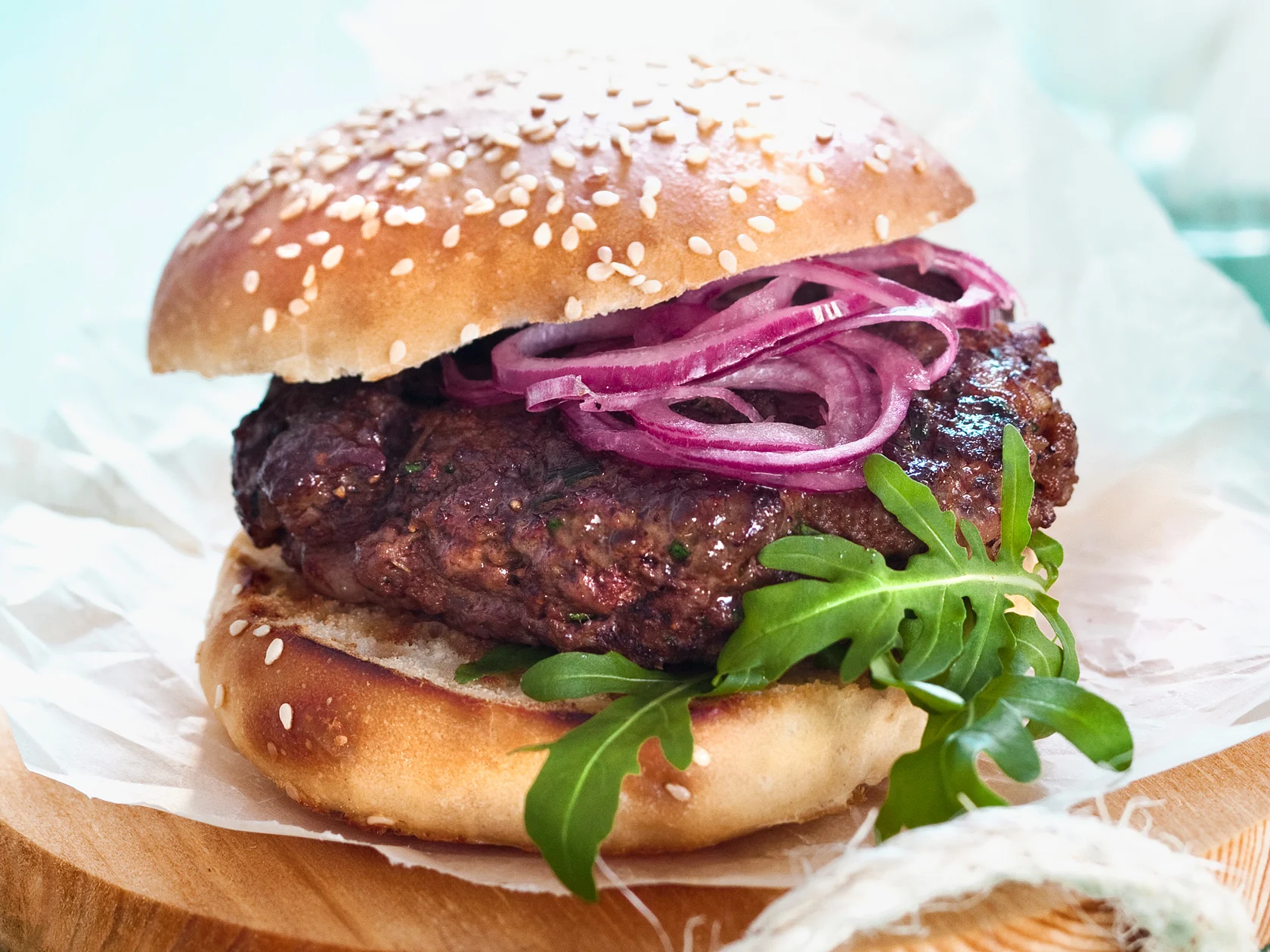 Mehevät pekoni-jauhelihapihvit