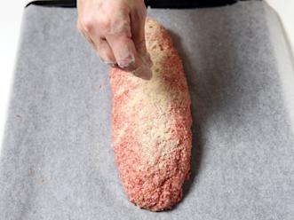 Nosta mureke leivinpaperilla uunipellille. Voit sirotella pinnalle hiukan korppujauhoja. Kypsennä 175-asteisessa uunissa tunti.