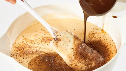 Sekoita kuivat aineet keskenään. Lisää munavaahtoon ensin jauhoseos ja sitten jäähtynyt suklaa-rasvaseos.