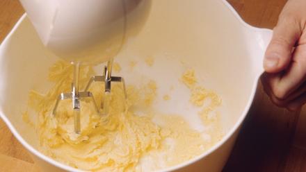 Kuumenna uuni 200 asteeseen. Pese, kuori ja pilko raparperit noin 2 sentin paloiksi. Vaahdota sokeri ja pehmeä margariini sähkövatkaimella. Vatkaa joukkoon muna.