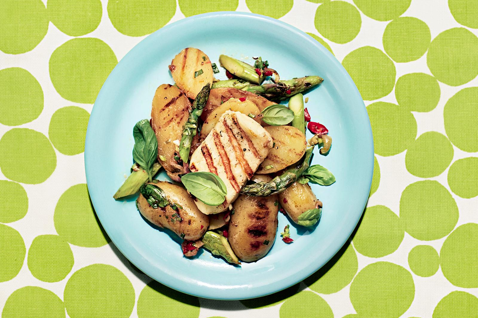 Grillattu halloumi-perunasalaatti