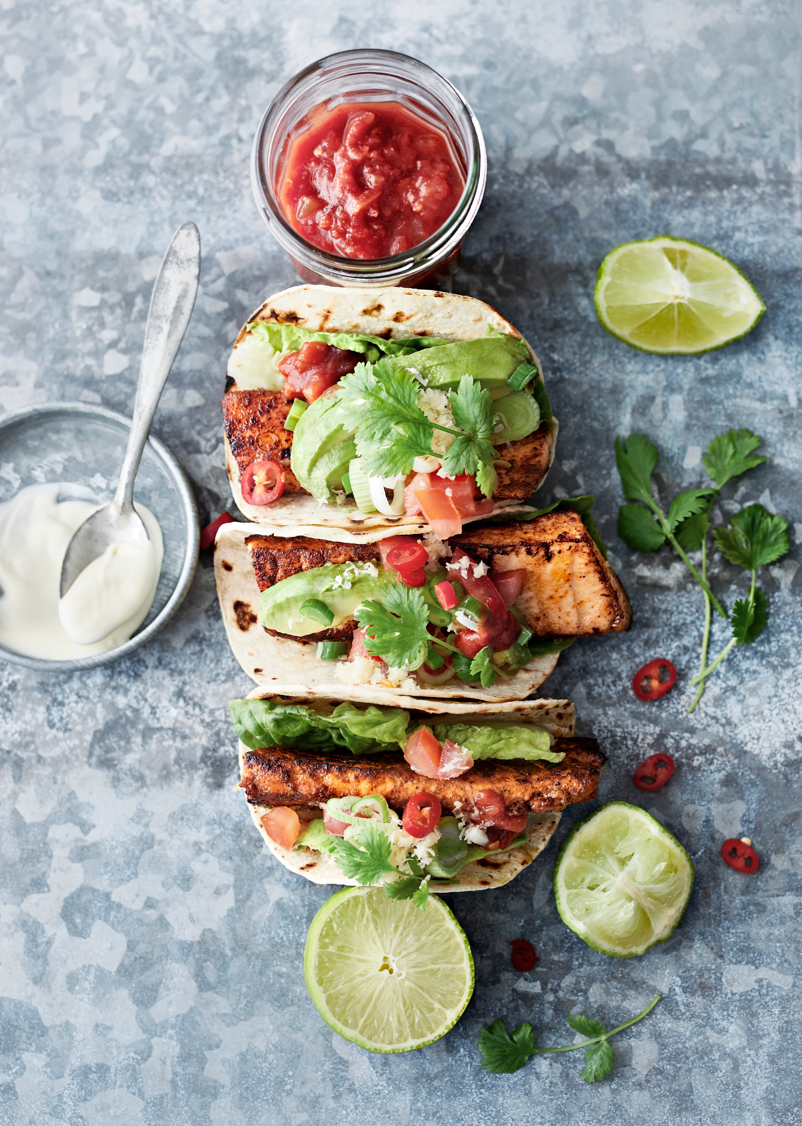 Lohitacot saavat ihanaa raikkautta mm. avokadosta, korianterista ja chunky salsasta. Tacot viimeistellään limellä.