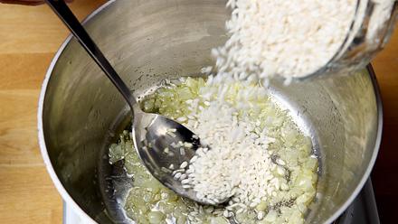 Kuori ja hienonna sipuli ja murskaa valkosipuli. Kuumenna öljy ja voi kattilassa ja kuullota sipulit.