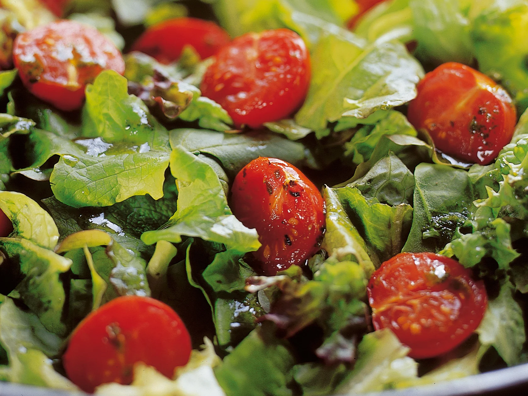 Vihreää salaattia ja makeita tomaatteja
