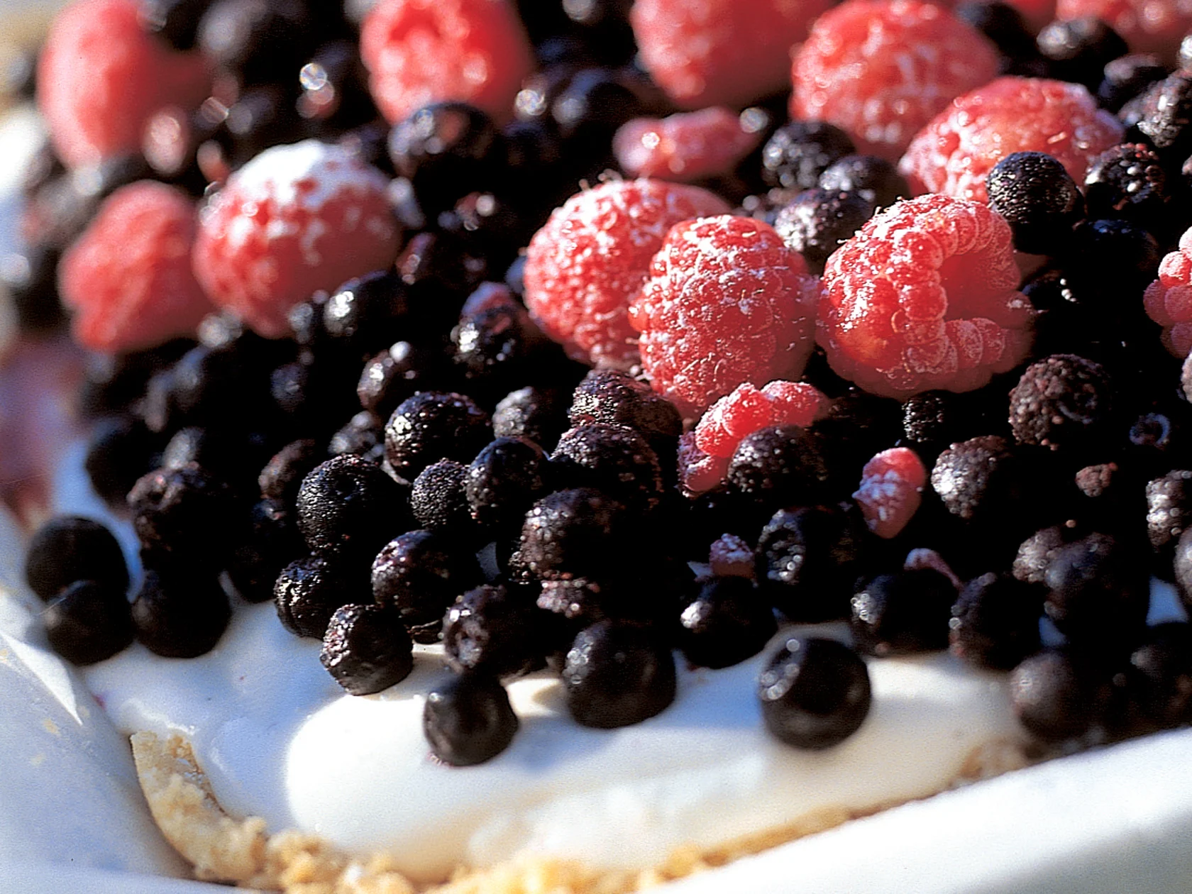 Nopea mustikka-vadelmapiiras ilman uunia