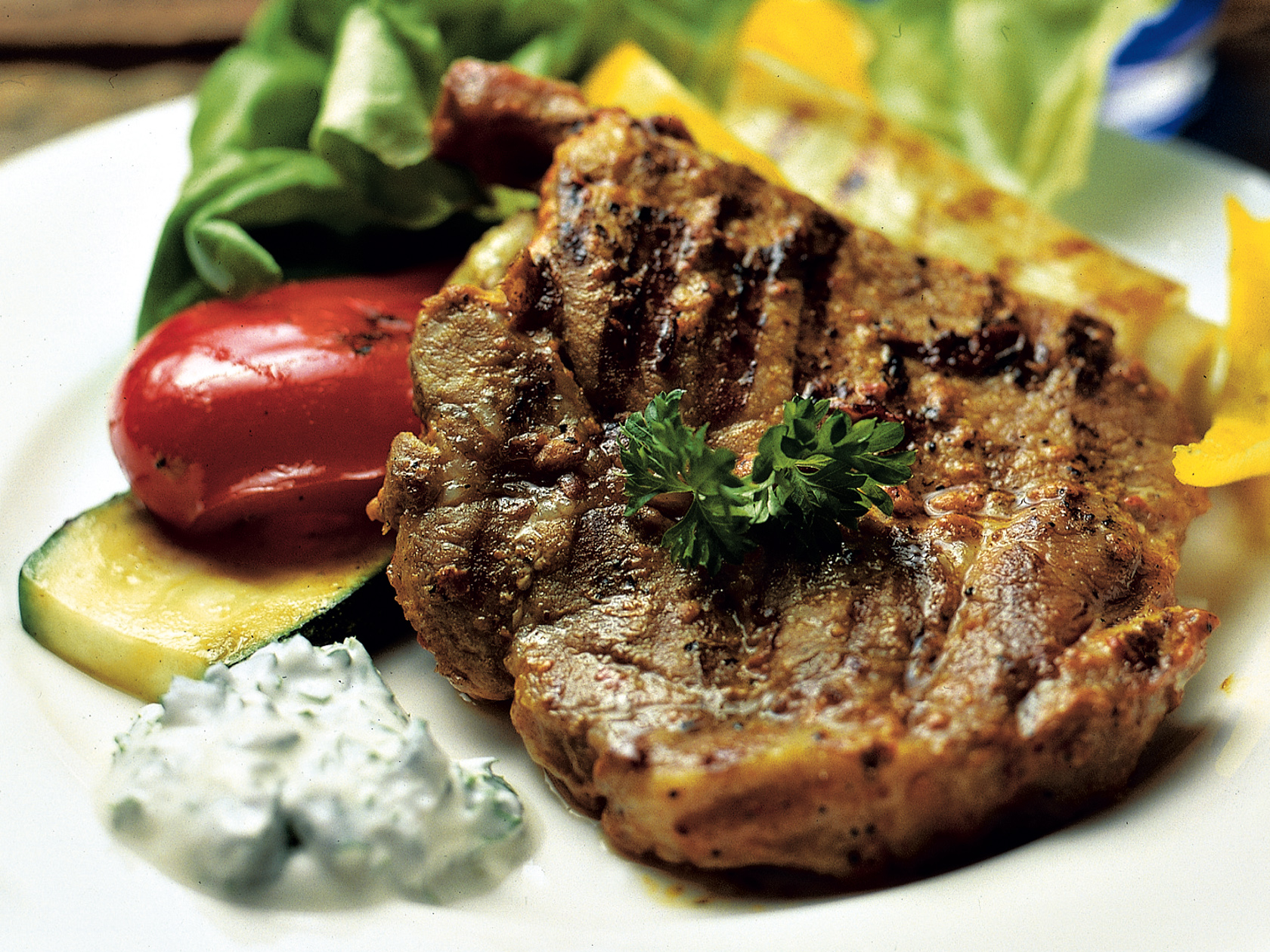 Kasslerpihvit ja yrttikastike