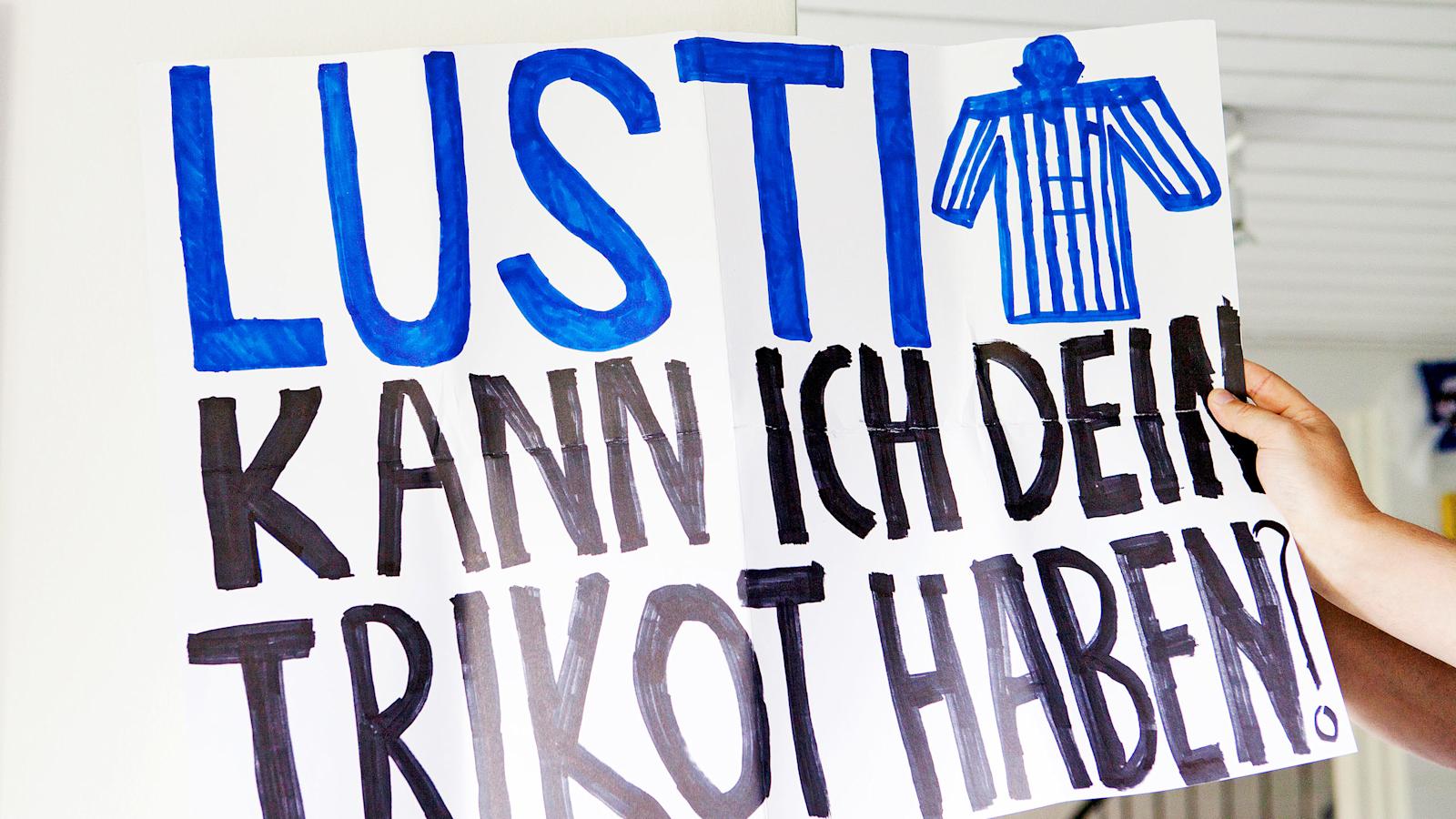 Jonathan Stolpen huoneen seinää koristaa juliste, jota hän heilutti kerran Herthan ottelussa. Sen avulla hän sai tähtipelaaja Fabian Lustenbergerilta tämän pelipaidan.