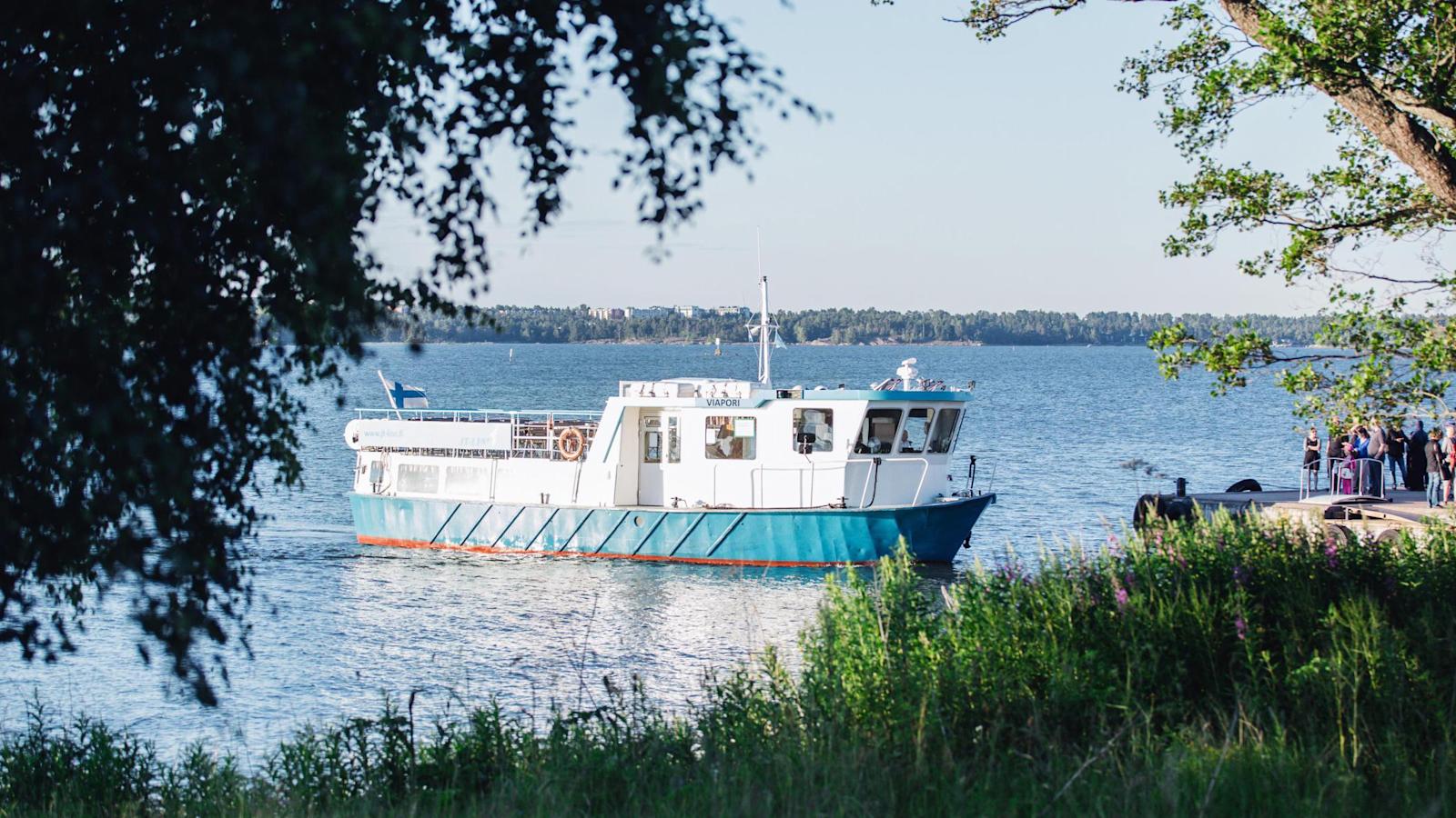 Vallisaareen matkataan lautalla. Matkaan pääsee Kauppatorilta.