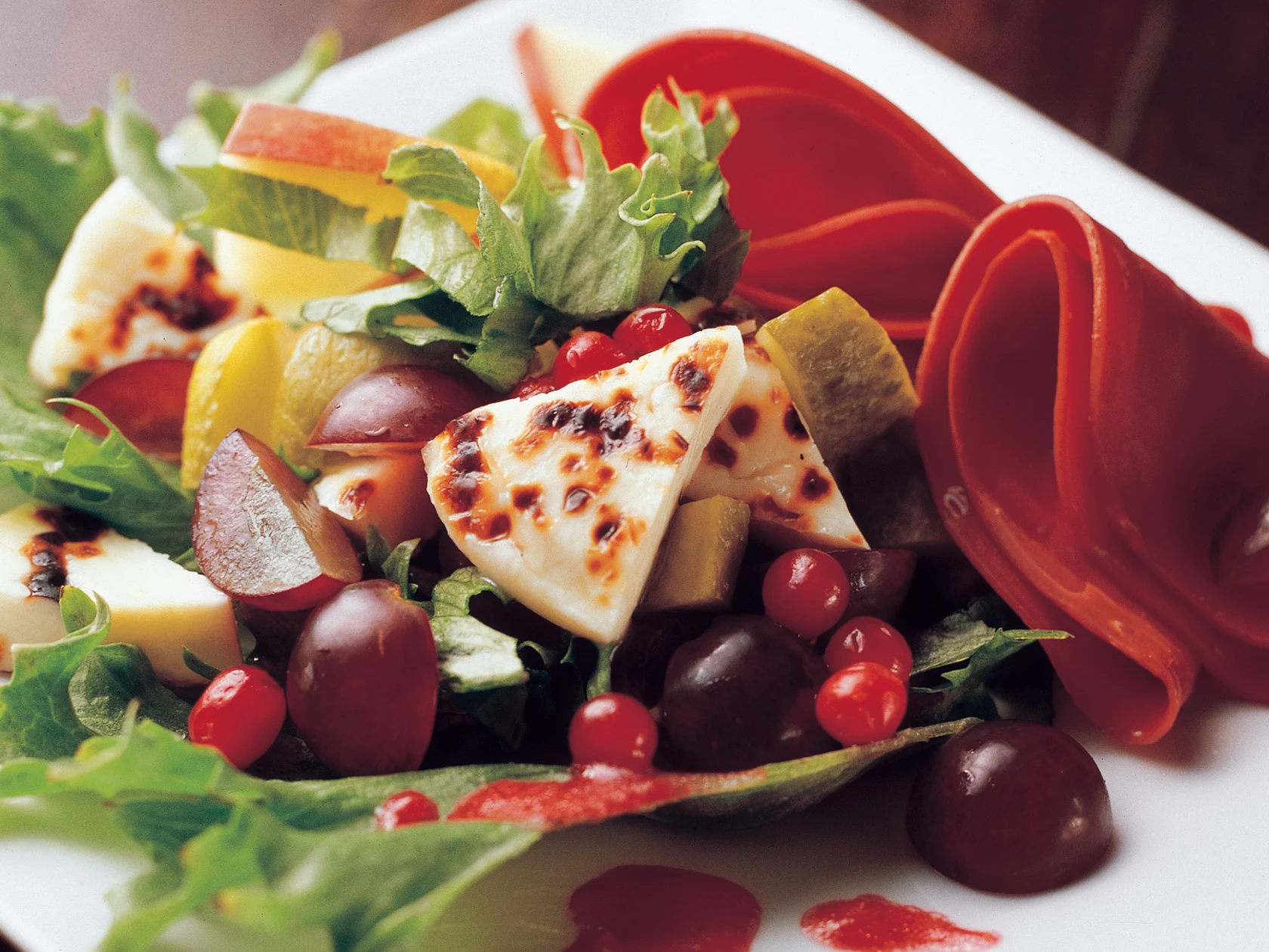 Porosalaatti puolukkakastikkeella