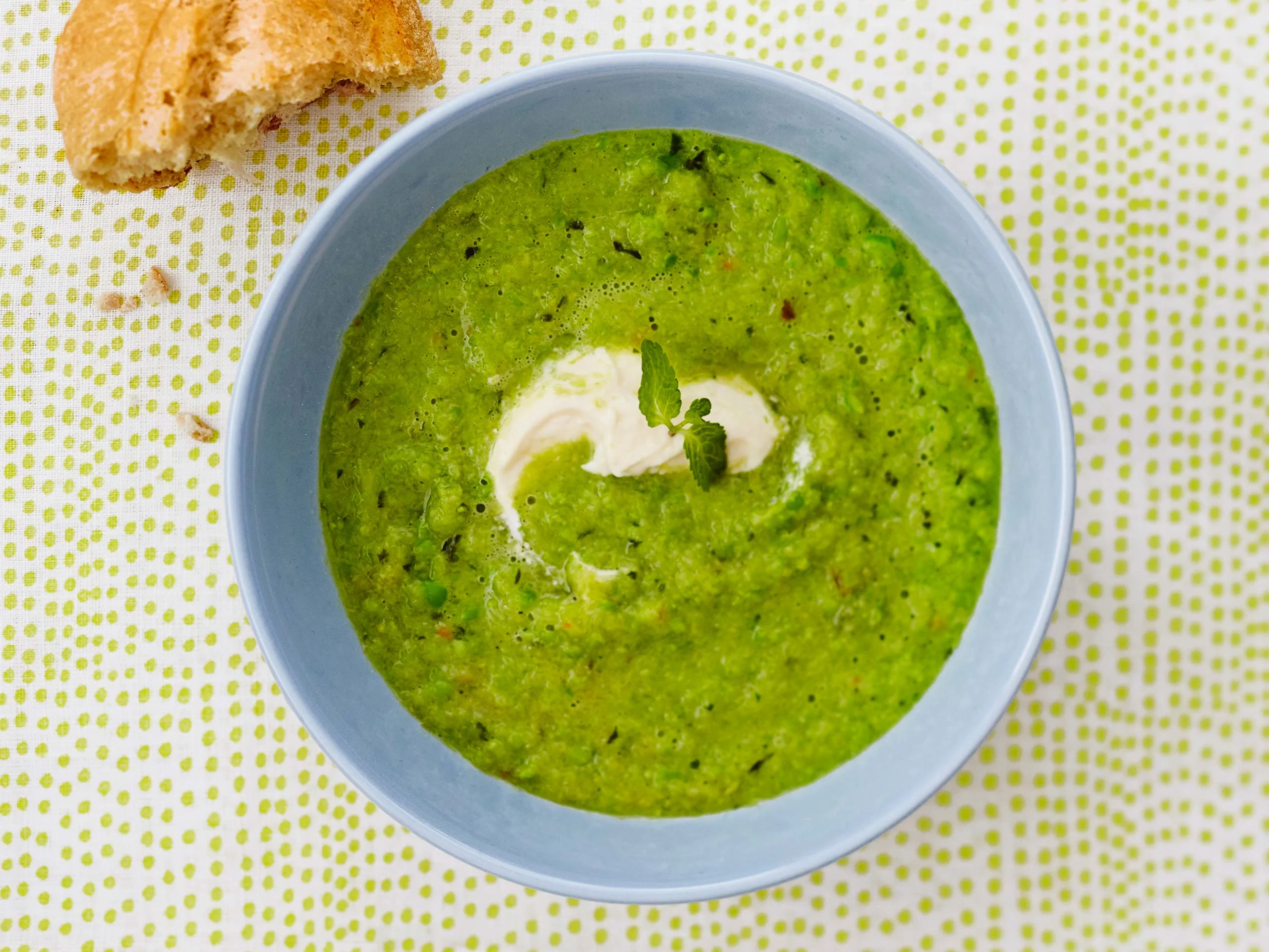 Parsa-hernekeitto ja piparjuurikerma