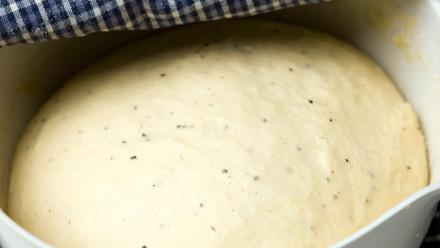 Taikina on valmista, kun se on kimmoisaa ja irtoaa kulhon reunoilta. Kohota taikina kaksinkertaiseksi liinan alla vedottomassa ja lämpimässä paikassa noin tunnin ajan.