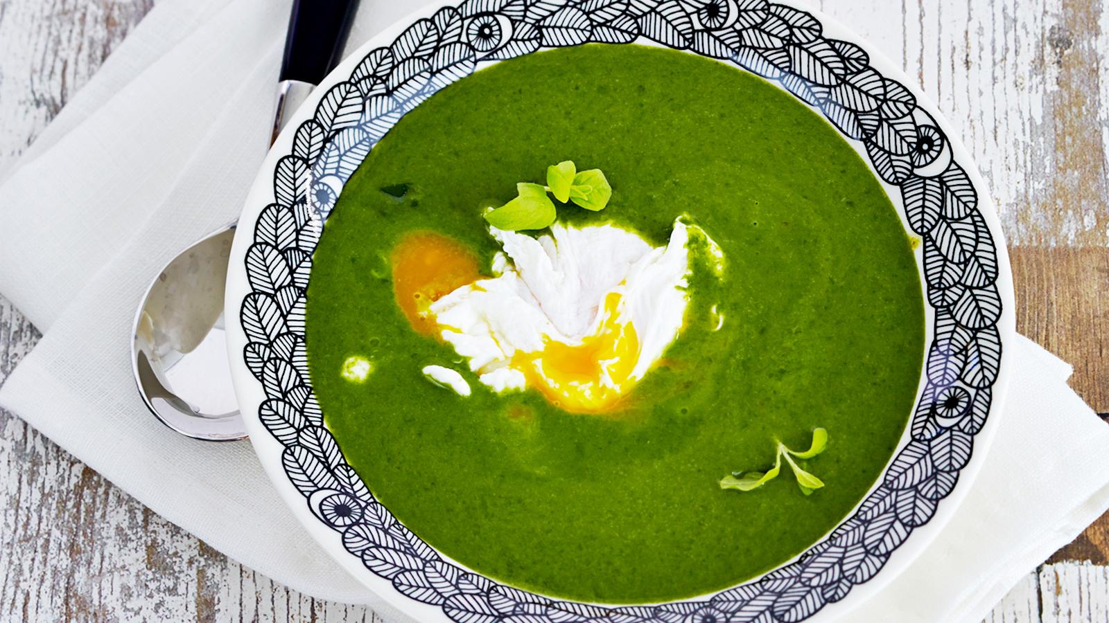 Tuorepinaattikeitto ja uppomunat