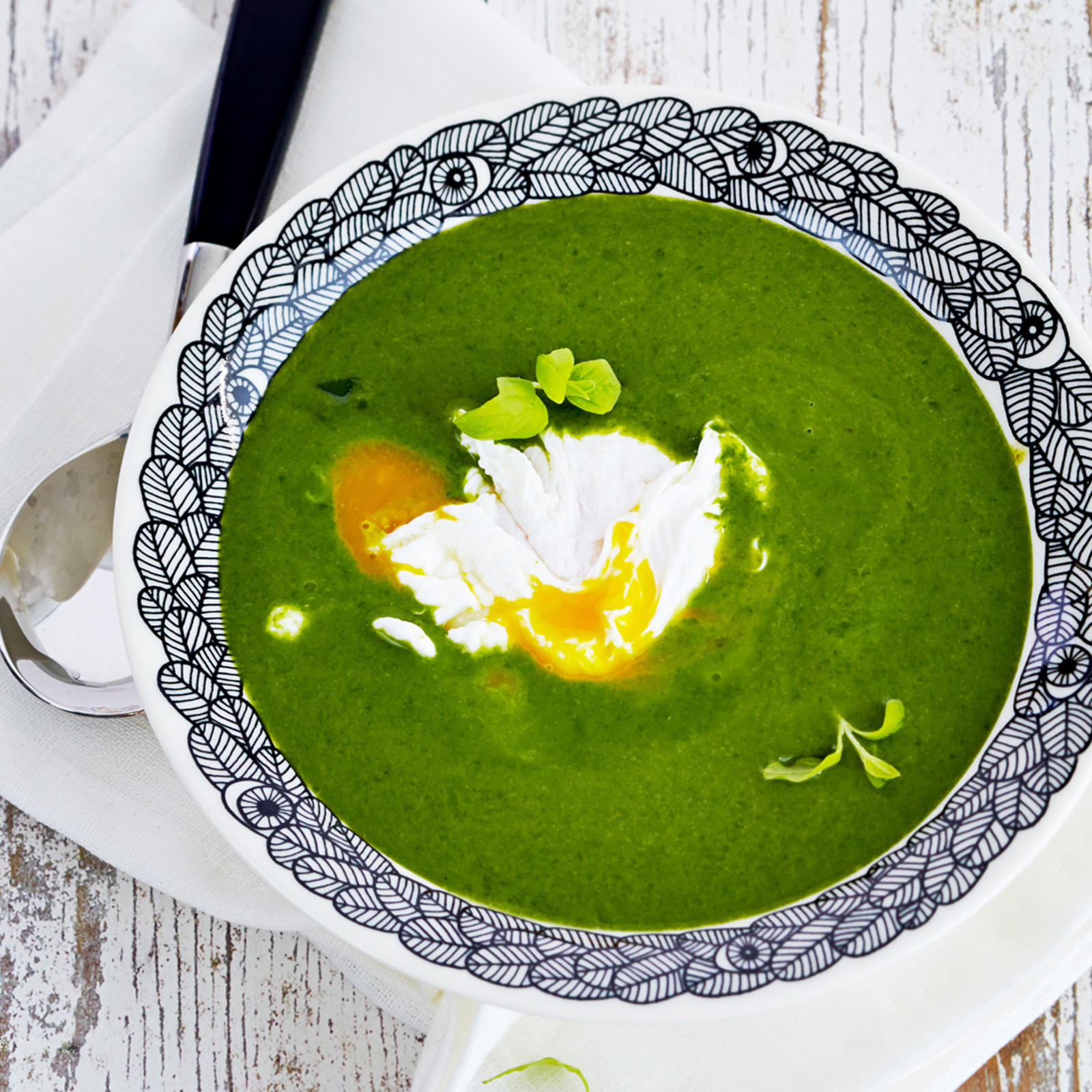 Tuorepinaattikeitto ja uppomunat