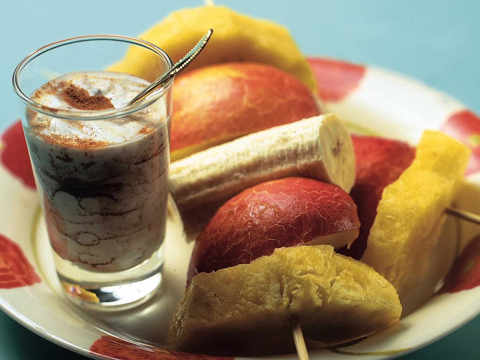 Hedelmävartaat ja jogurttikastike